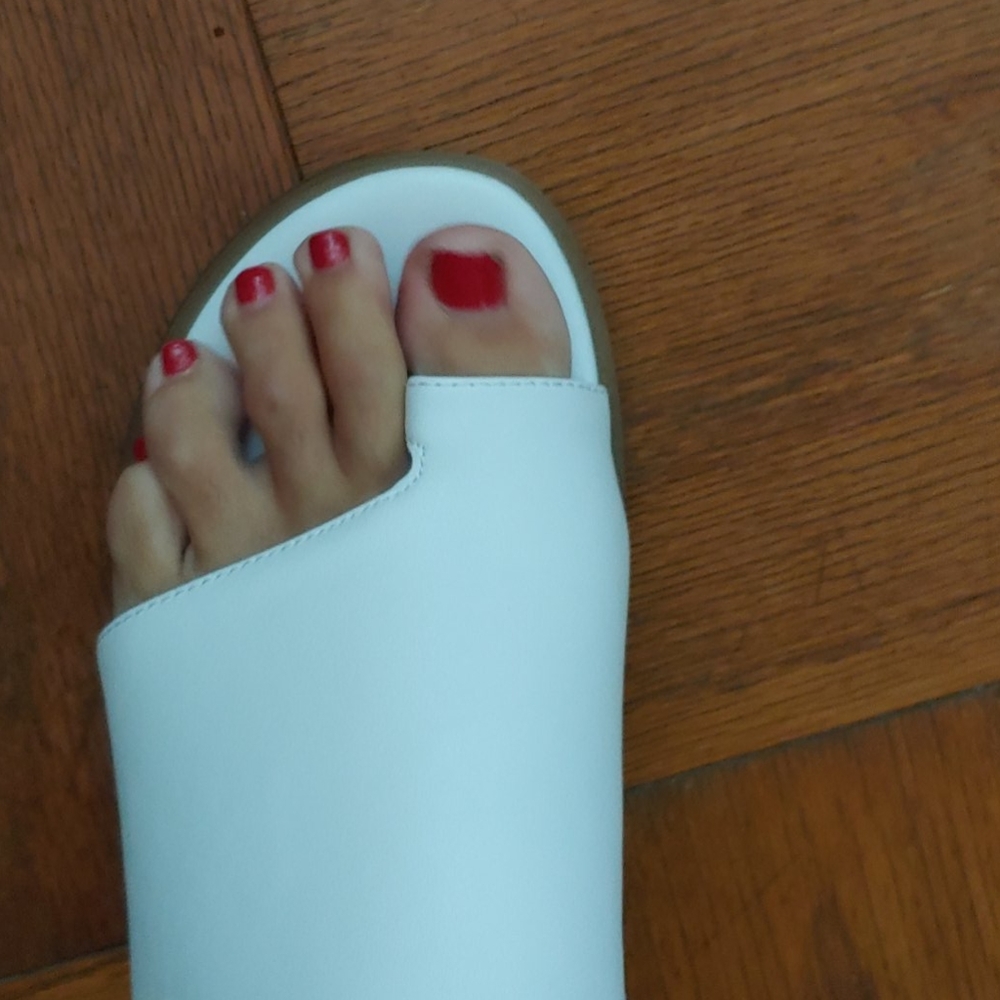DNKY NWT White Flat Slide size 9.5
